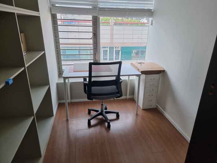 인천-공유오피스-비욘드워크의-1인-창가석에-책상과-의자가-위치해-있는-사진