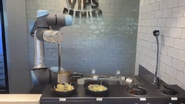 유니버설로봇 협동로봇이 패밀리 레스토랑 빕스 프리미엄 매장에서 조리를 하고 있다. 고객이 버튼을 누르면 쌀국수나 마라탕을 제조해준다.