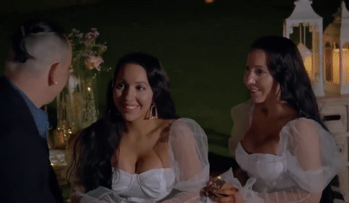  여성 두 명과 결혼하는 행운의 남자 VIDEO: Perth twins Anna and Lucy DeCinque get engaged to same man