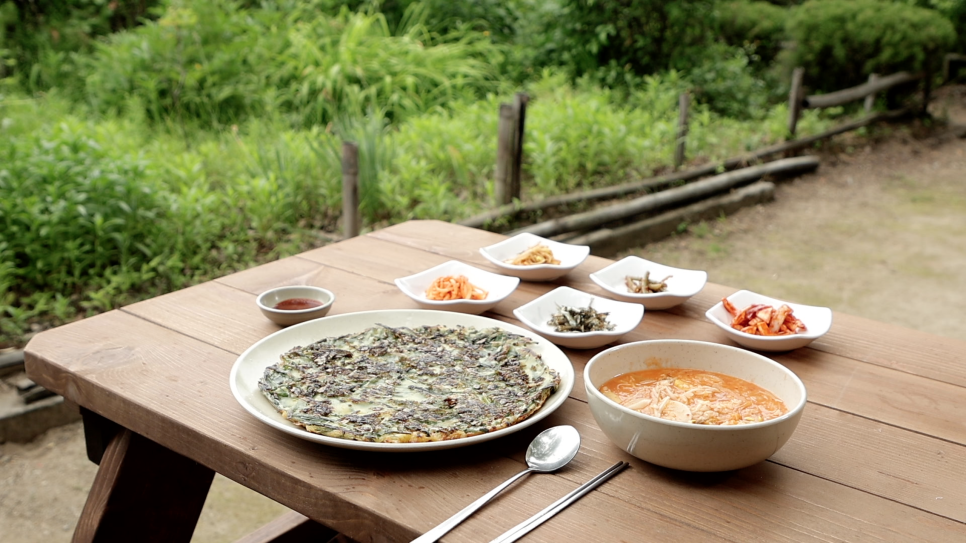  식객 허영만의 백반기행 안성훈 김천 갱시기집 기찻길한상 토종닭전골 닭볶음탕 파전 정구지전 맛집 어디? 204회 김천 진미 밥상 식당 위치 정보