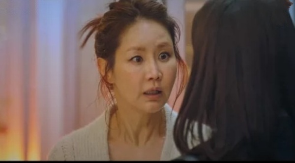 "30년간 때수건 하나로 서울 의대 졸업 시킨 내 딸"의 상견례에서 예비 사돈 얼굴을 본 순간 물김치를 면상에 끼얹었습니다.