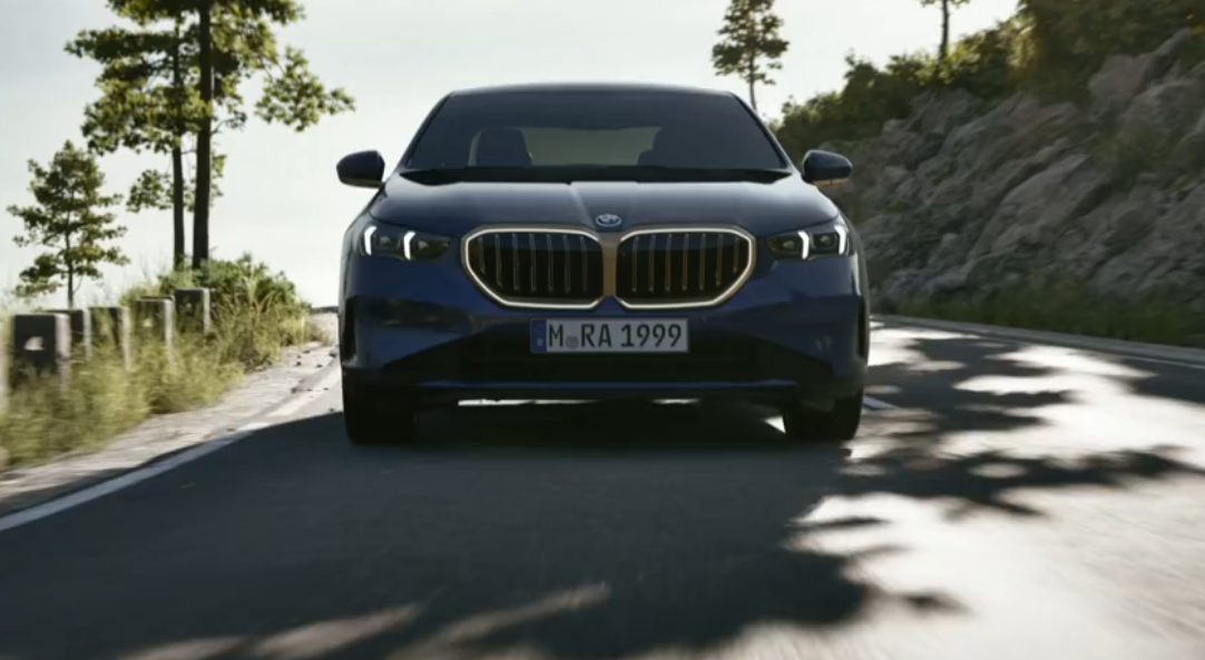2025 BMW 5시리즈 드라이빙 정면