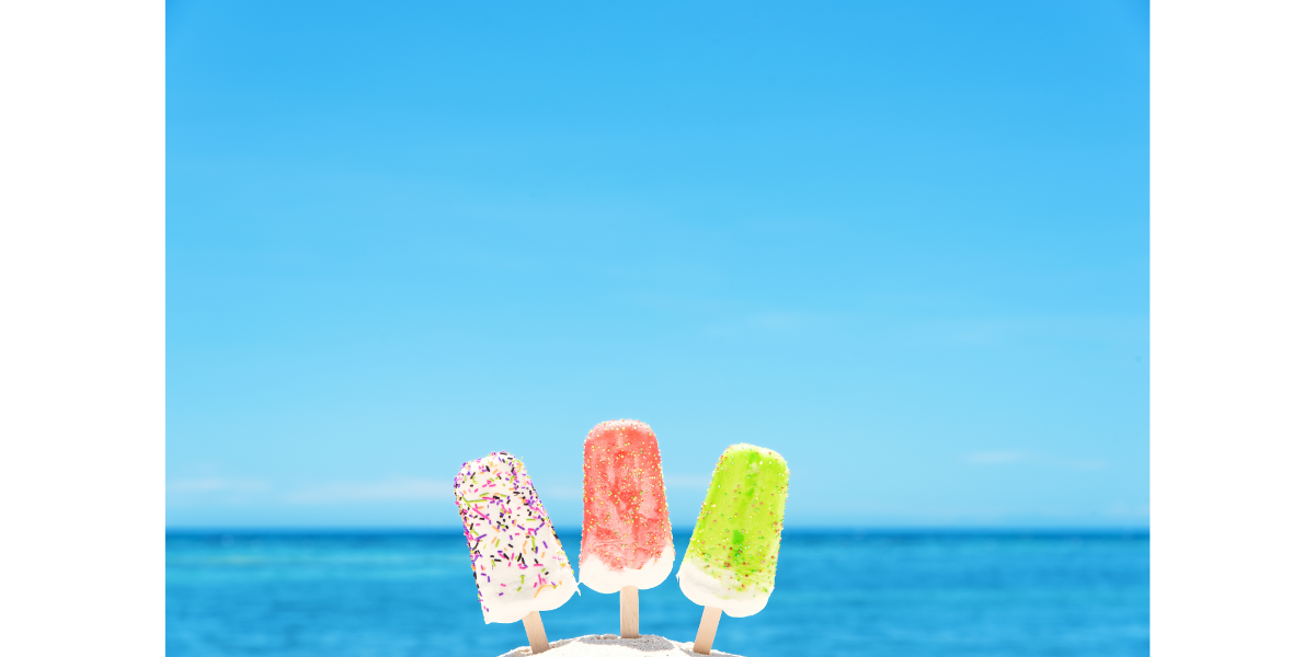 아이스크림 3개를 바닷가에 꽂아놓고 찍은 사진