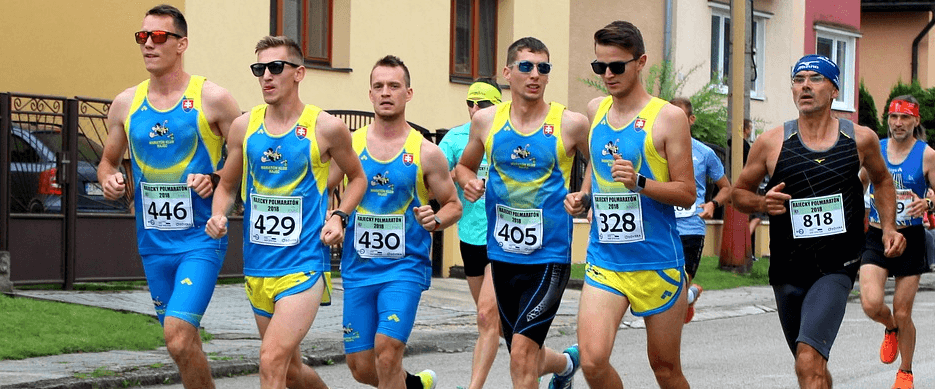 9명의 남자 마라톤 선수들