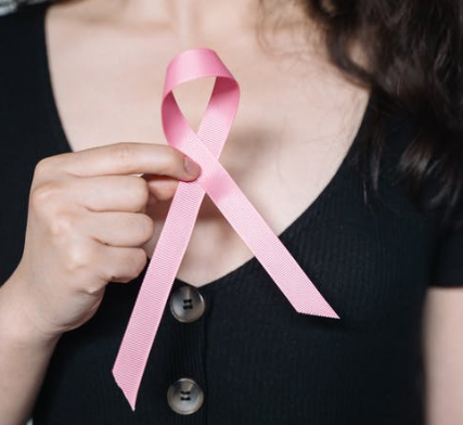 유방암-예방을-위한-핑크리본을-들고-있는-여자-손