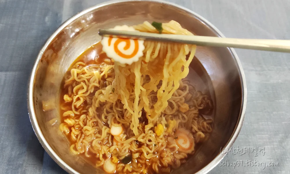 육개장 봉지라면 면발
