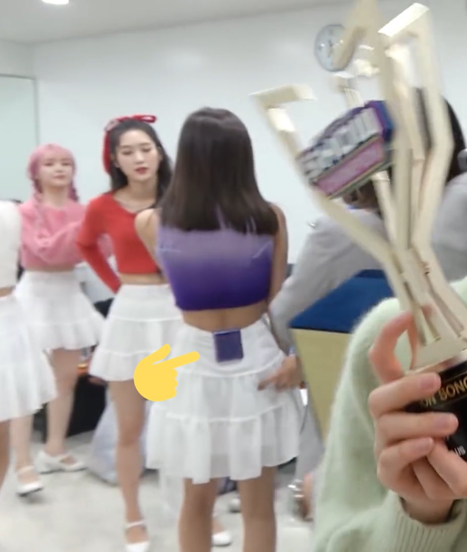 오마이걸 유아, 갤럭시 플립 들고다니는 법