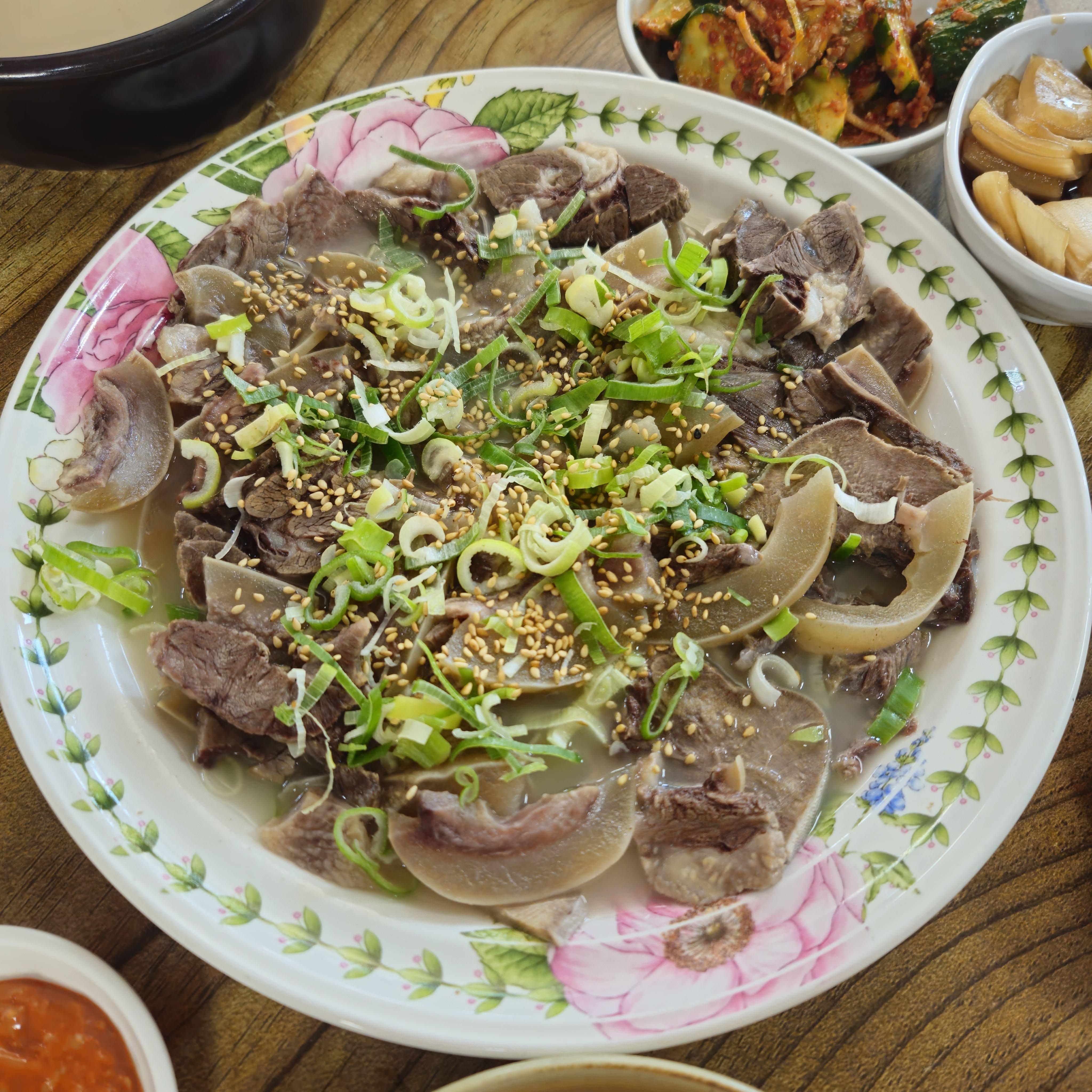 수육백반