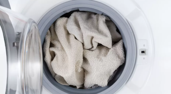 흰 수건으로 가득 찬 세탁기(이미지 출처: Shutterstock)