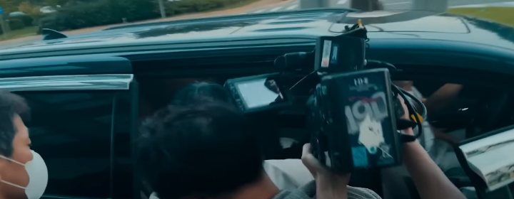 차에서내리는범법자를찍고있는카메라