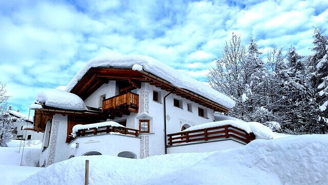 눈이 쌓인 집 사진