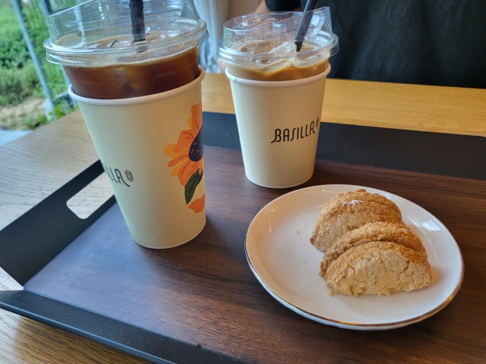 라떼-아메리카노-다쿠아즈-테이블-사진