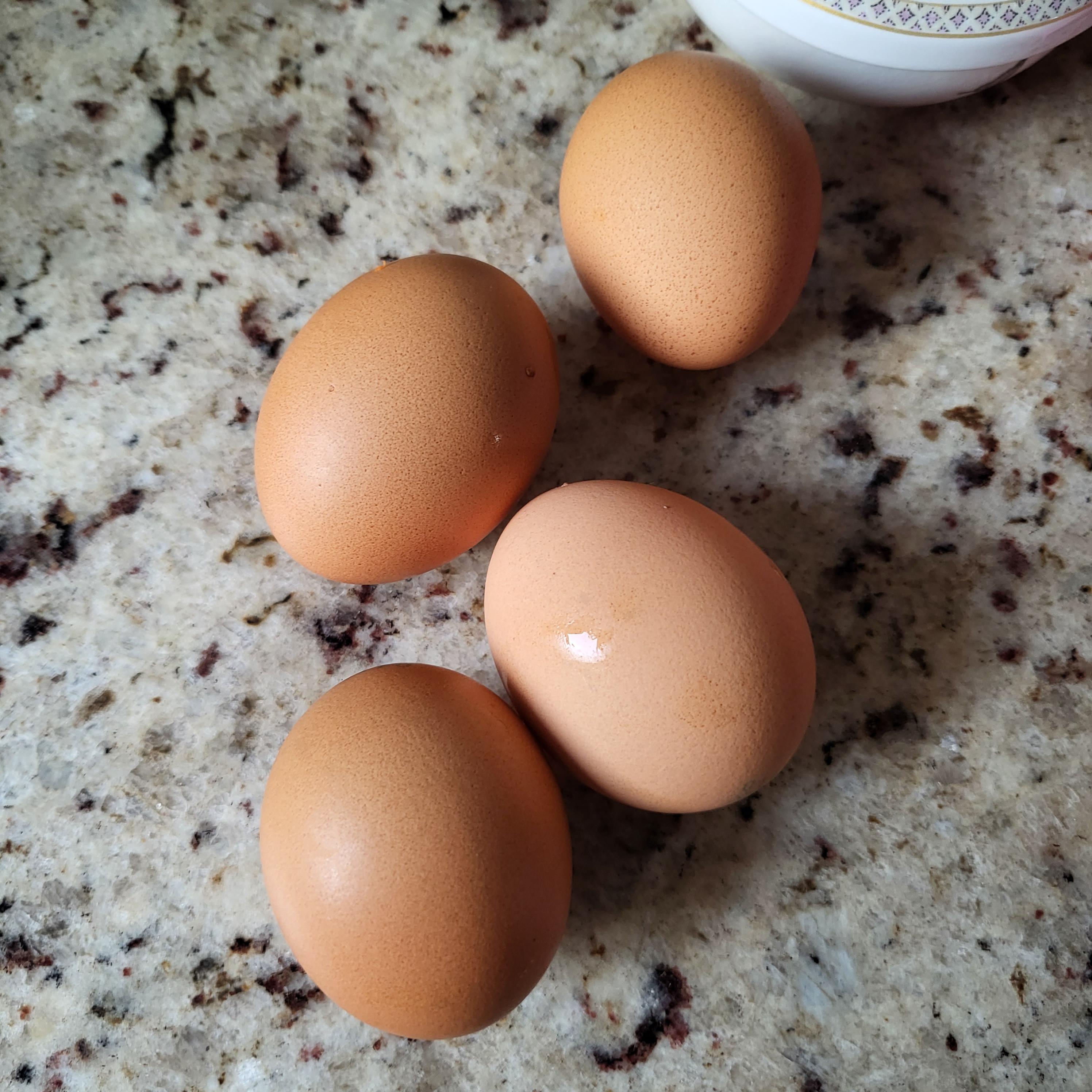 달걀 4개 사진