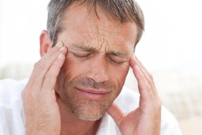 돌발성 난청으로 두통과 어지러움을 느끼는 중년 남성