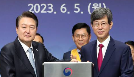 KBS 사장과 윤대통령이 재외동포청에서 함께 사진을 찍은 모습에 대한 사진
