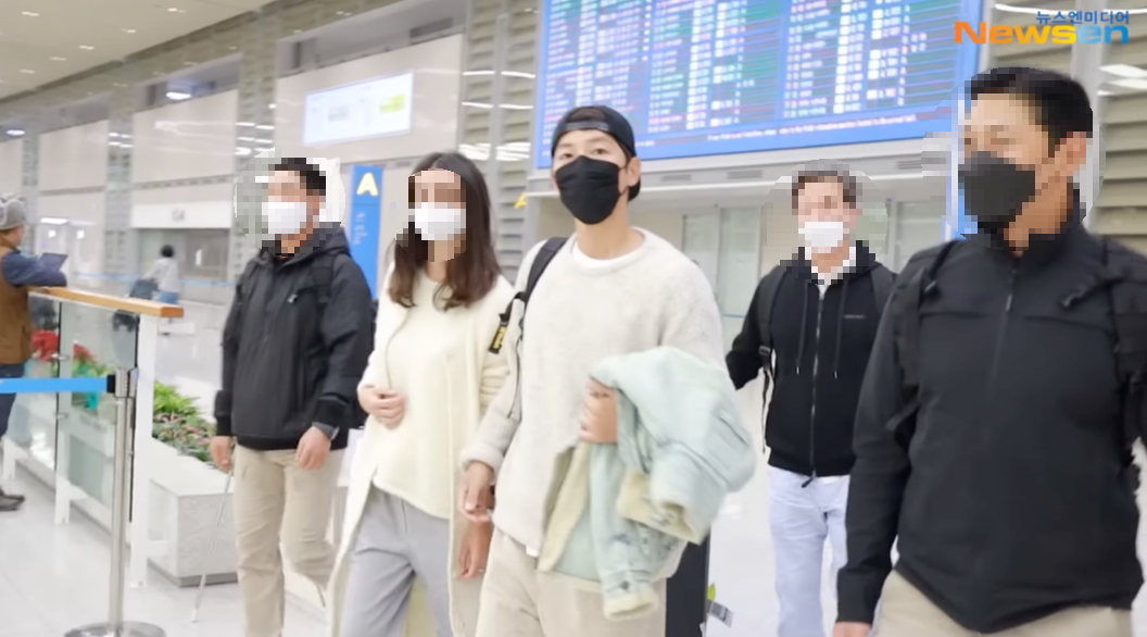  ︎ 열애 인정한 송중기, 영국인 여자친구와 동반 입국, '시청률도 사랑도 잡았다'