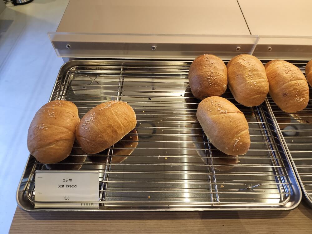 소금빵이 빵 진열대에 올려져 있다. 3&#44;500원.
