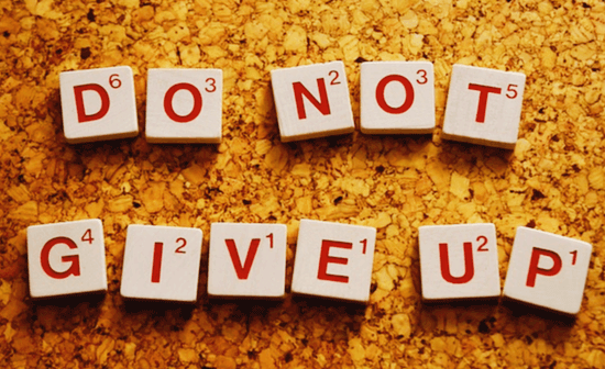 노란 바탕에 영단어로 DO NOT GIVE UP이라고 쓰여있다. 뜻은 포기하지 마세요란 말로, 하얀색 사각형에 빨간색 알파벳으로 됐다.