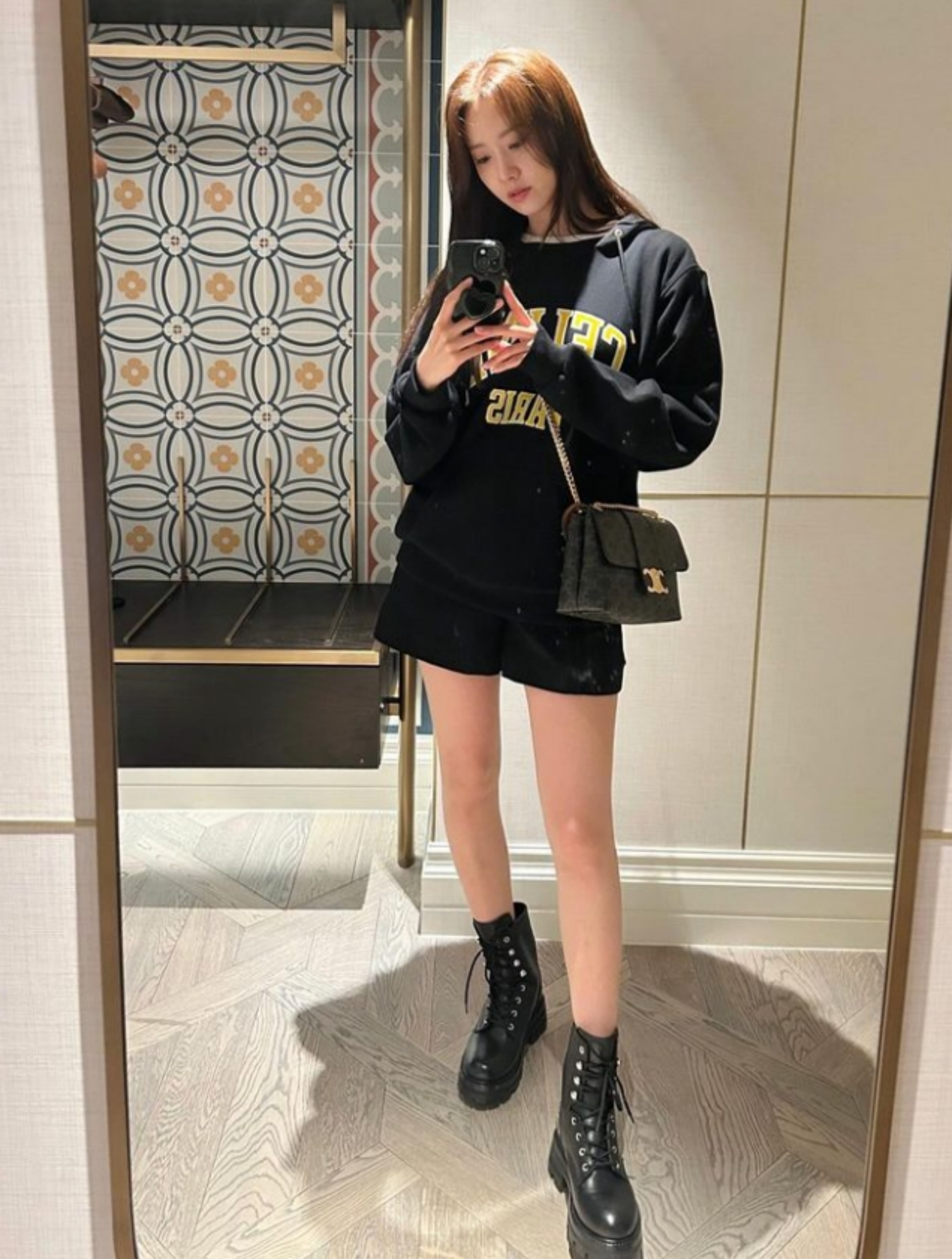  윤아 오버핏 후드티 여친룩 봄 나들이 떠나볼까