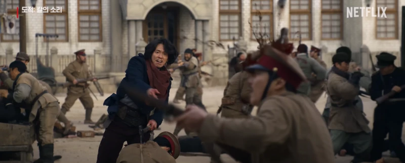 일본군들과 싸우고 있는 장발에 남색 슈트를 입고 쌍도끼를 일본군에 날리고 있는 넷플릭스 드라마 도적 칼의 소리의 초랭이 캐릭터