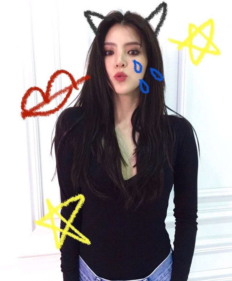  한소희, 여심까지 사로잡은 치명 매력 “美친 미모” (SNS 컷)