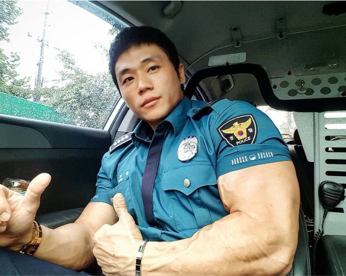  헬스 트레이너 출신 학대 피해 아동 기부 몸짱 달력 결창관 박성용 경위 뇌동맥협착 근황, 인스타그램 주소 police_builder