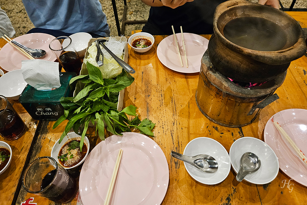 황토색 나무 테이블 위 접시와 찜쭘 항아리&#44; 채소