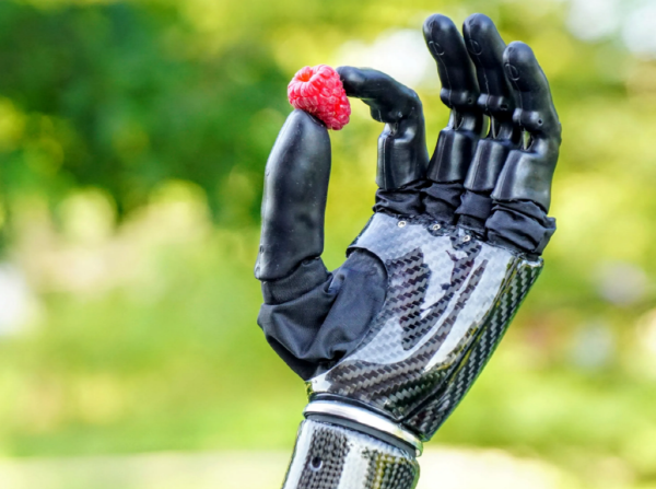  어릴 때 가슴 아픈 기억이 만든 의족 로봇 Psyonic's prosthesis vibrates to simulate touch ㅣ VIDEO: Arm Wrestling With A BIONIC Hand?