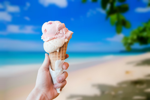 바닷가에서 아이스크림을 들고 있는 손