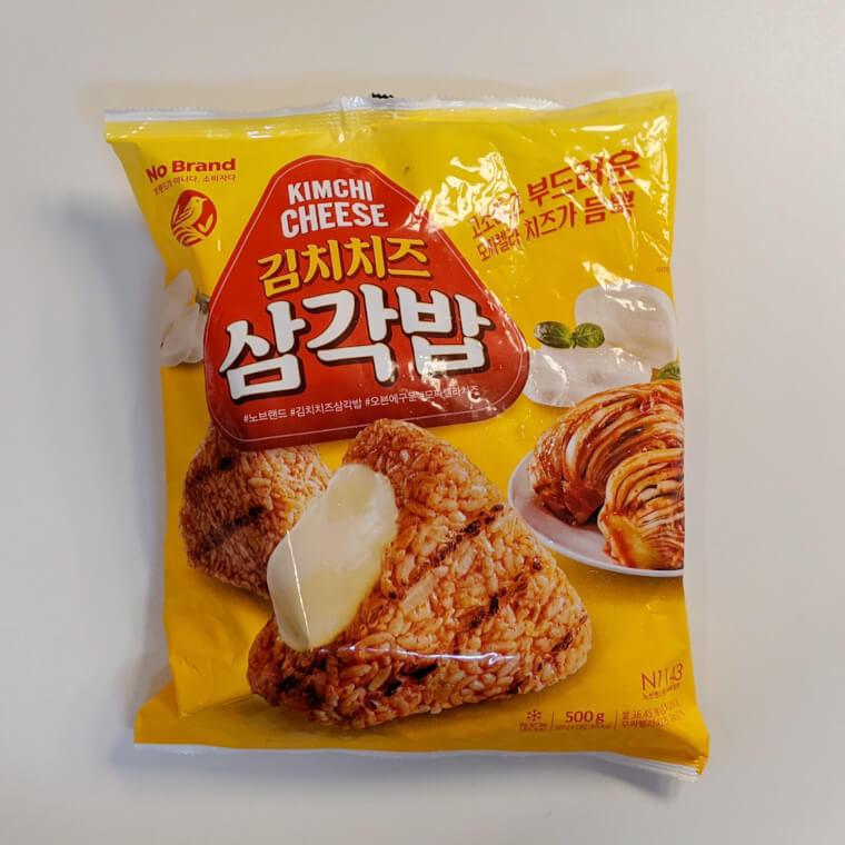 노브랜드 김치치즈 삼각밥 패키지 앞면