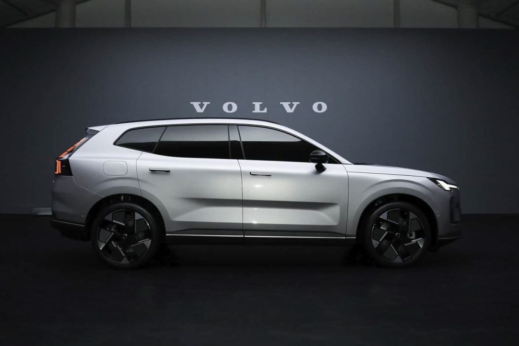 볼보 새로운 SUV XC70 티저 공개 특징은?