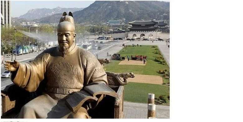  세종대왕 동상 아래 박물관