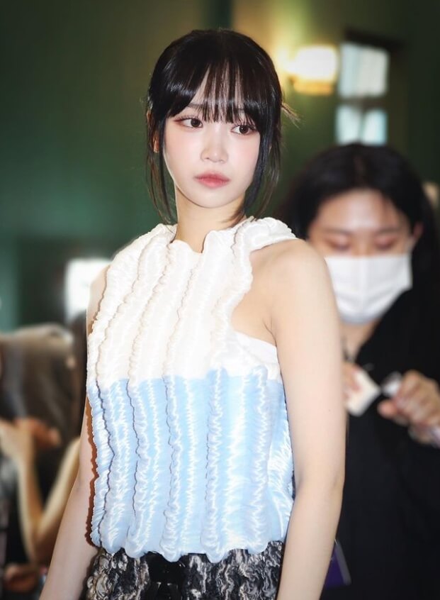 머리묶은여성의모습