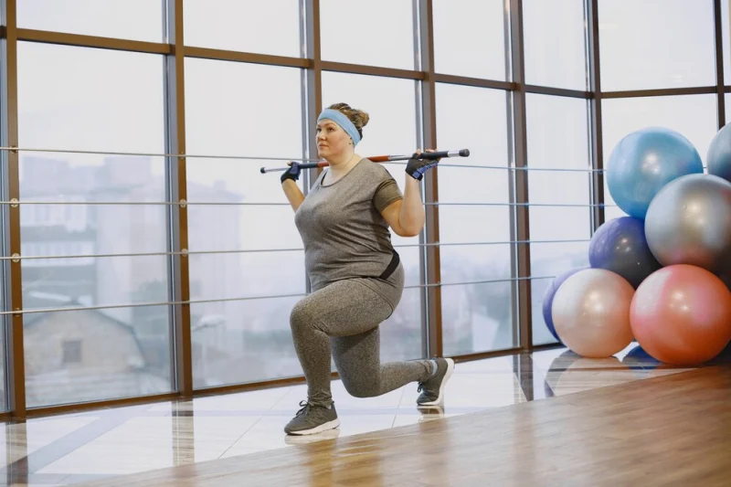 무릎 관절 운동을 하고 있는 비만 여성