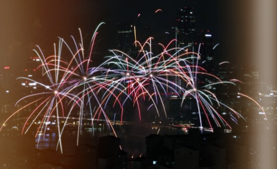  3년만의 ‘한강 불꽃축제’ 100만 인파 : 쓰레기 버리고 명당 자리다툼도