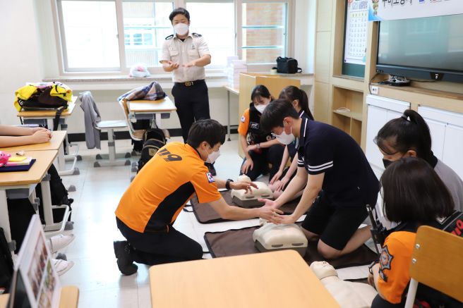 심폐소생술 순서 교육 가슴압박위치 골든타임 회복자세 알아보기