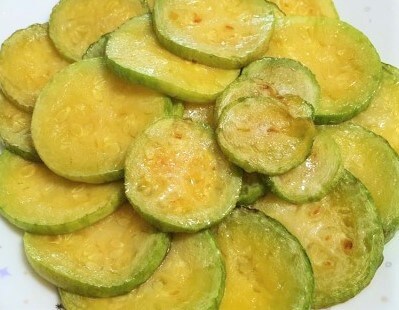 그릇에 담긴 애호박전
