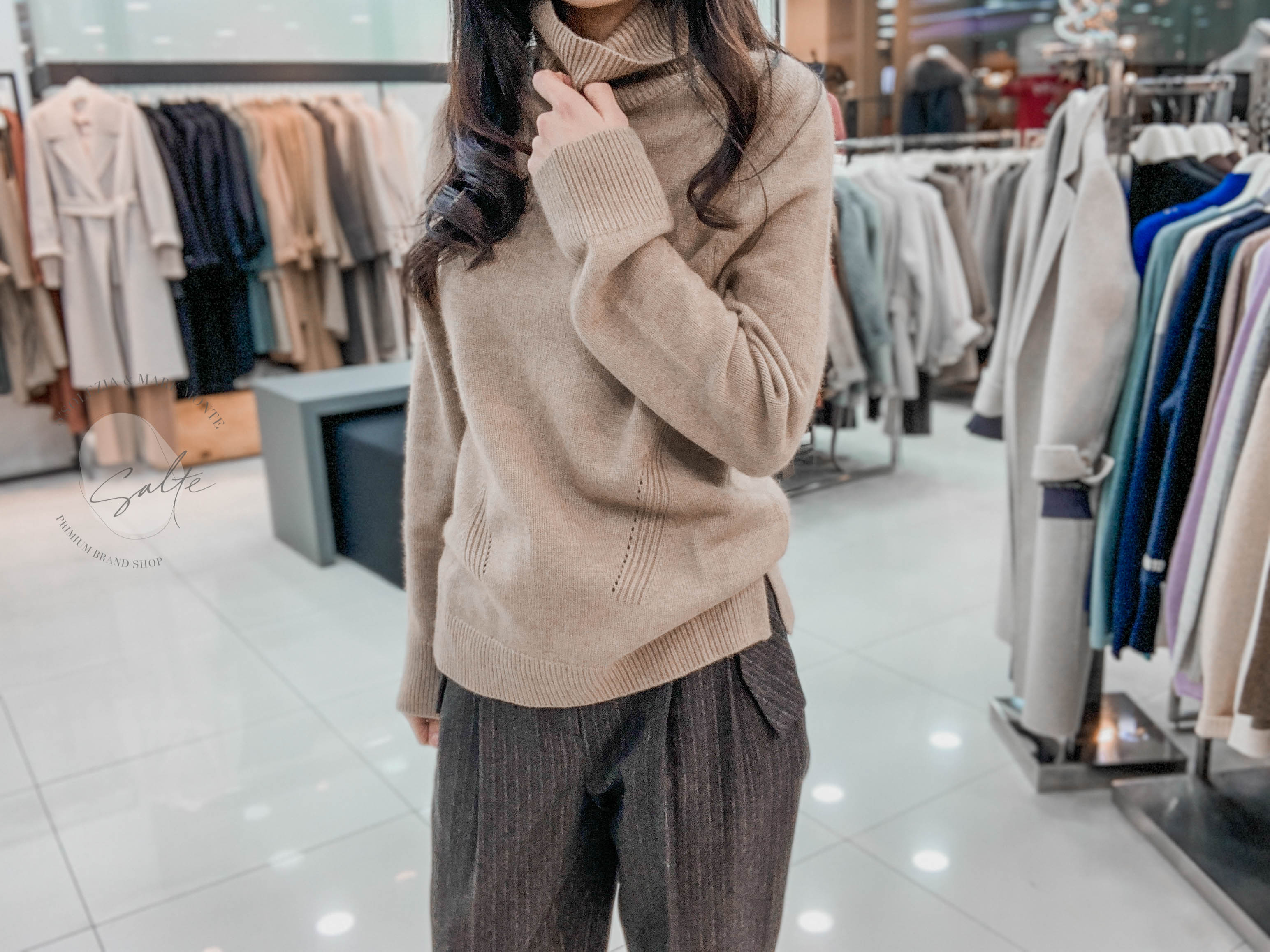 홀가먼트 라쿤 터틀넥 니트 에스쏠레지아