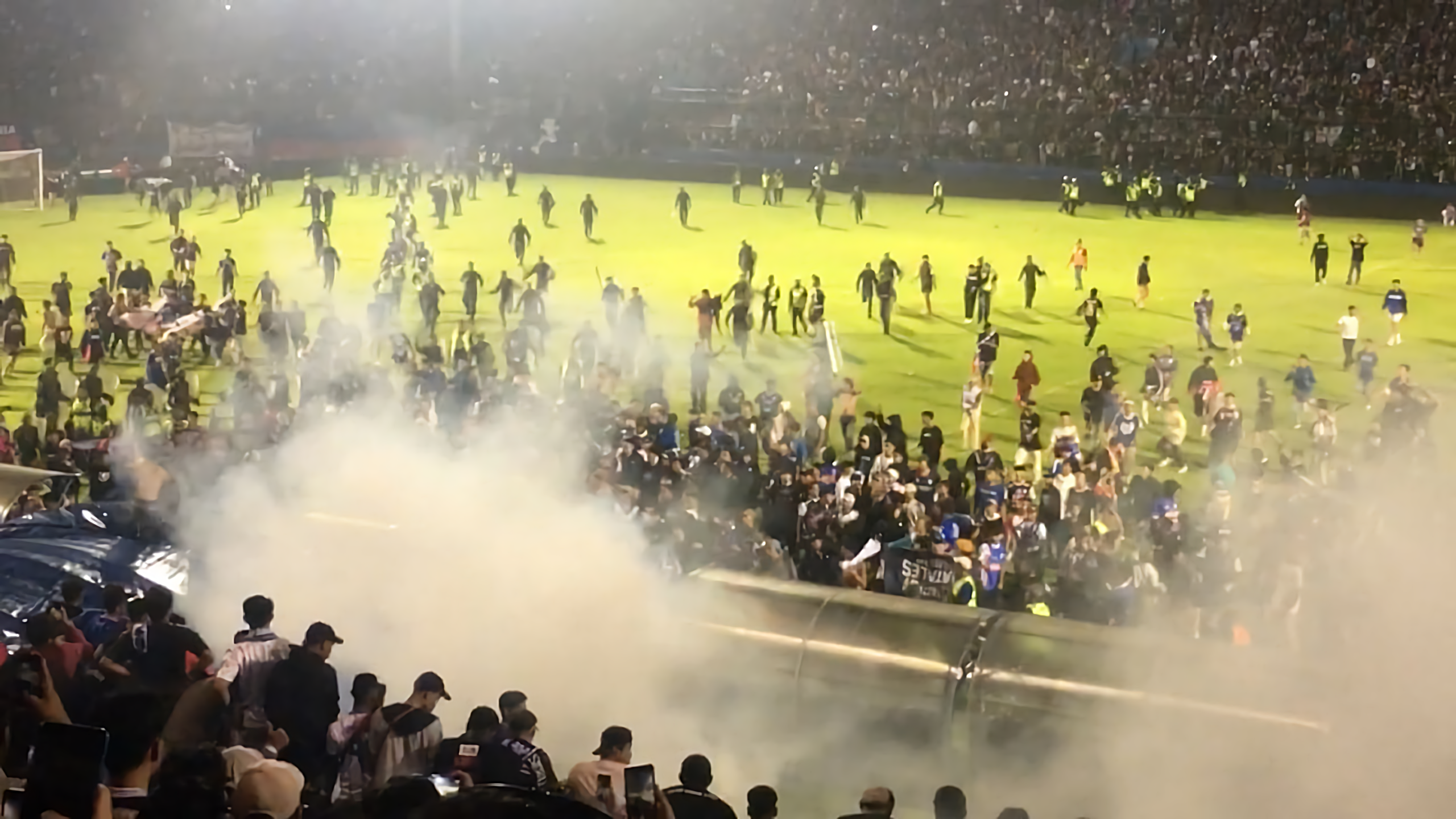  [속보] 인도네시아 축구장 폭동, 진압 과정에서 최소 127명 사망