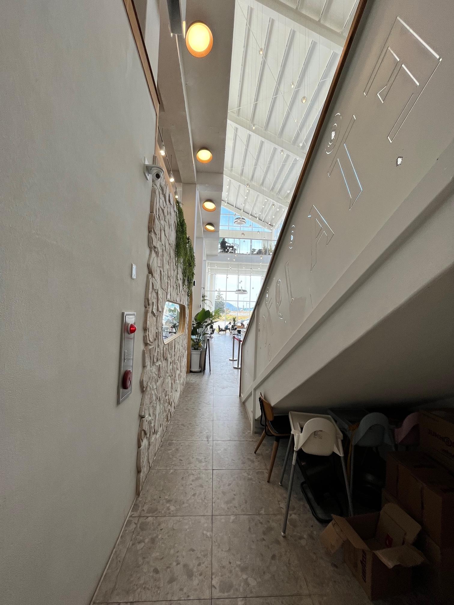 김천 메타1976의 화장실 입구에서 찍은 1층 내부사진