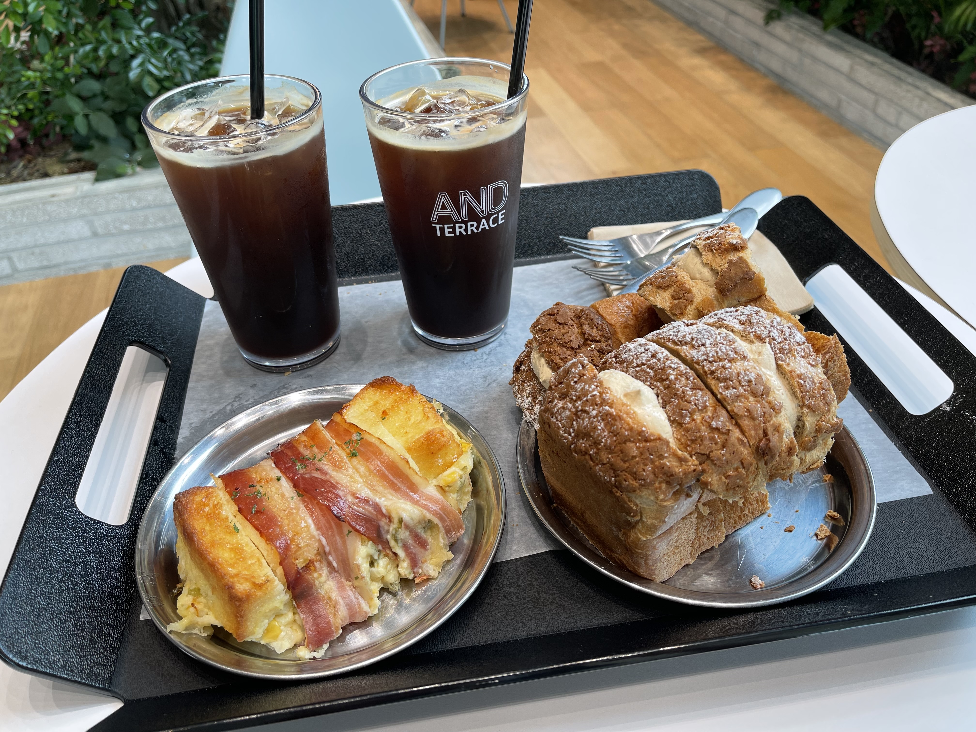 일산-빵맛집-빵과-아이스아메리카노-커피사진