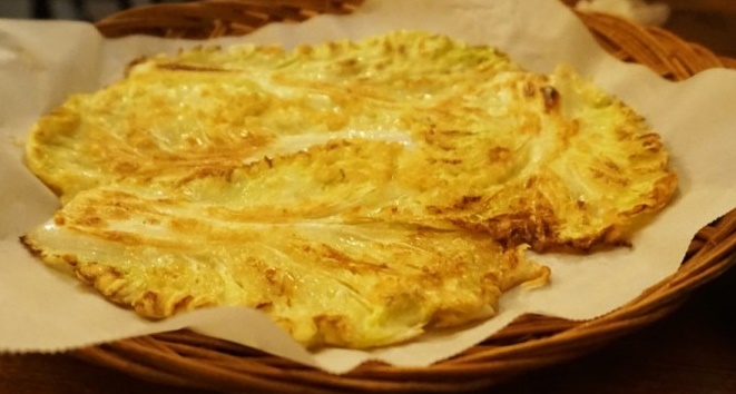 기름종이에 배추전을 담아 완성 했다