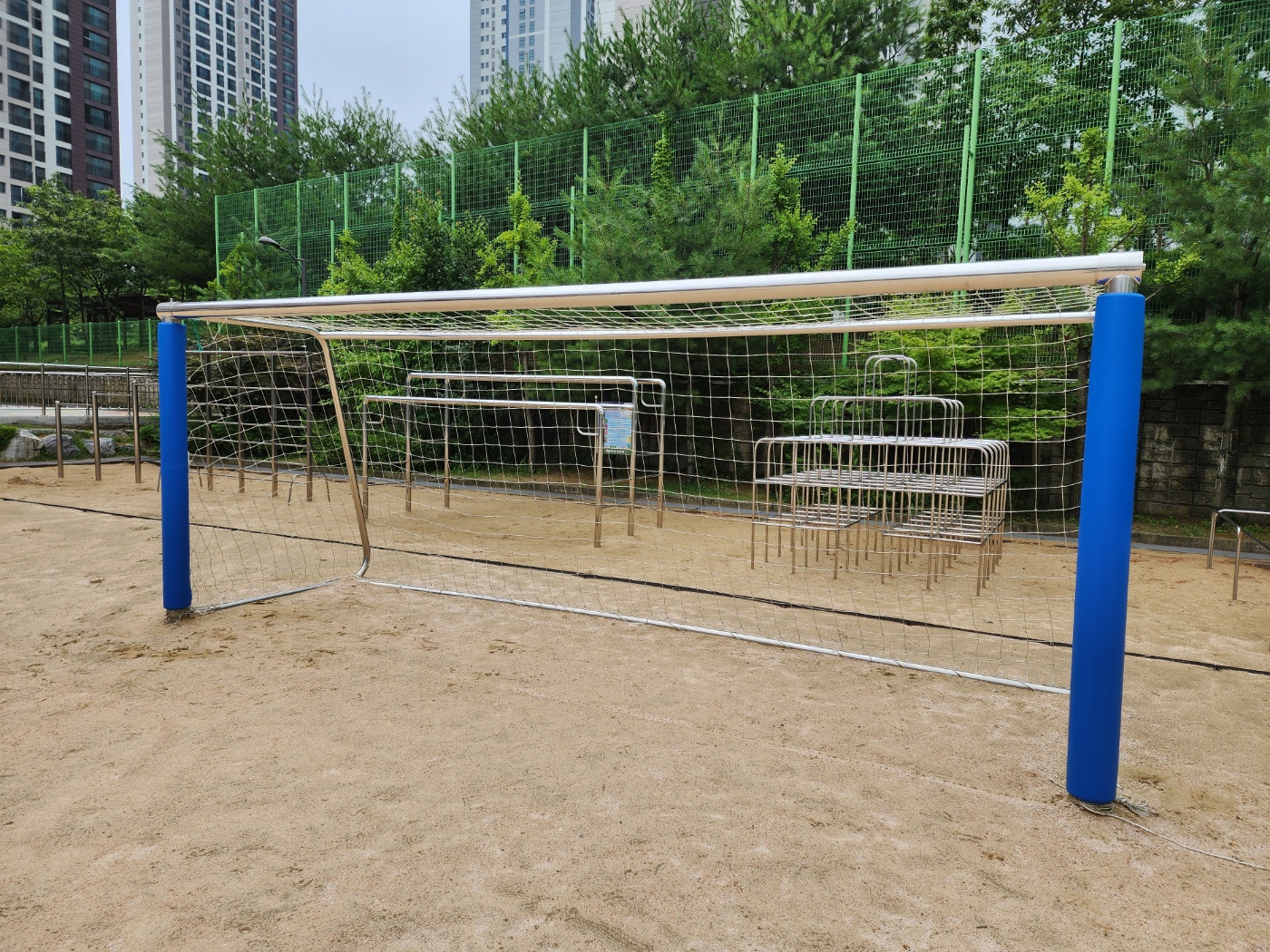  [날개스포츠] 화성무봉초교 축구골대보호대 설치, 원기둥보호대 설치 작업