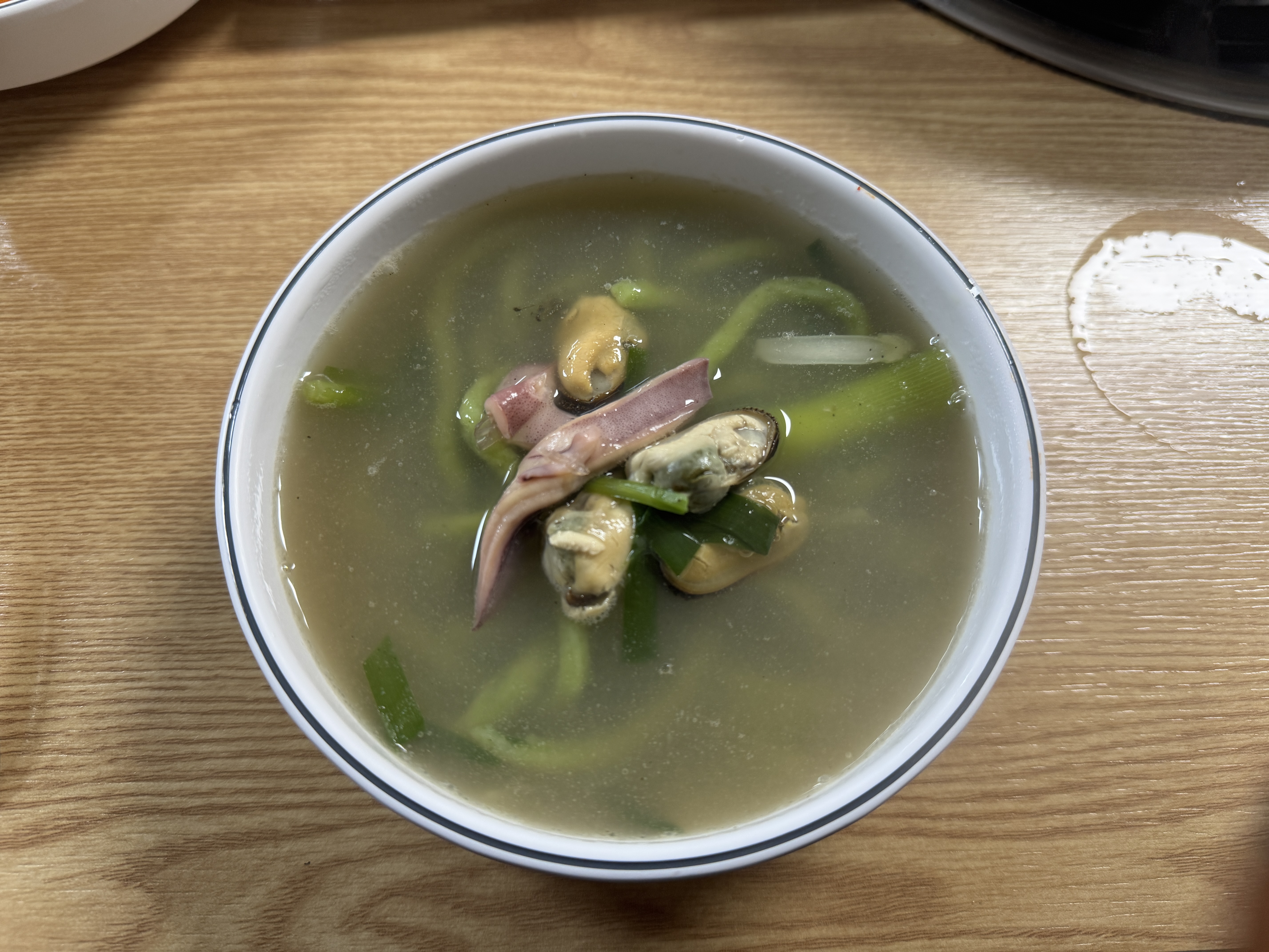 Gohyanghonggulbuchusonkalguksu (고향홍굴부추손칼국수) 1