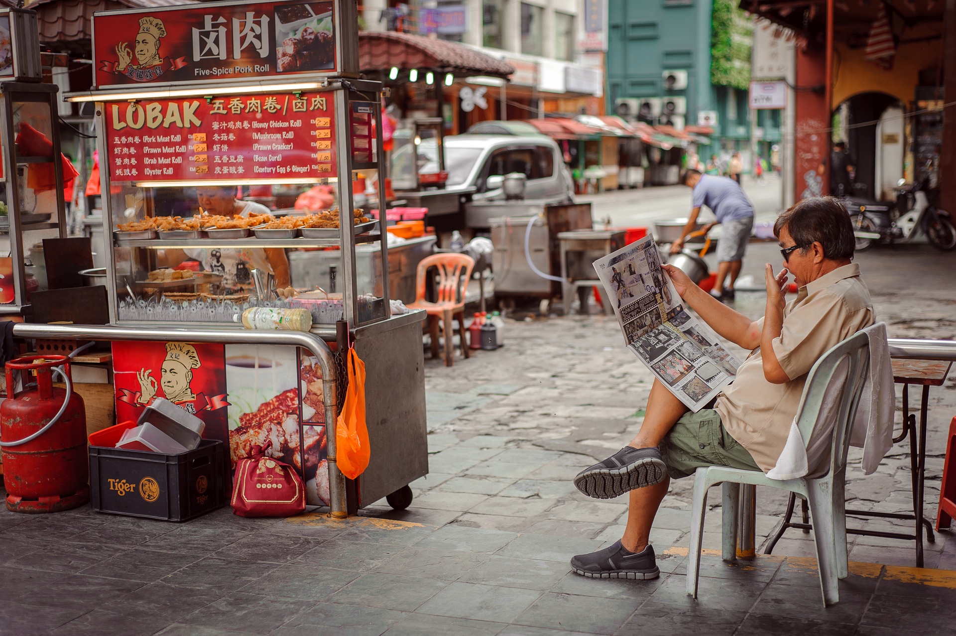 쿠알라룸푸르의 차이나타운에서 신문을 읽는 한 남자