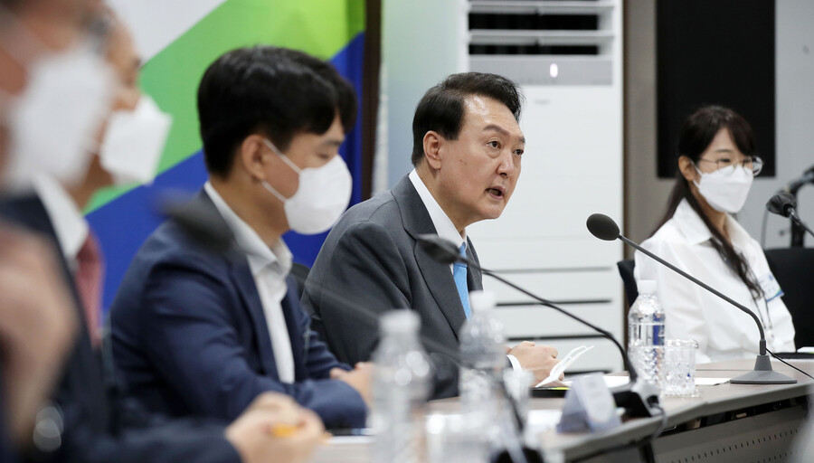  윤 대통령, 전국지표조사 첫 데드크로스.."독단·무능" 꼽혀