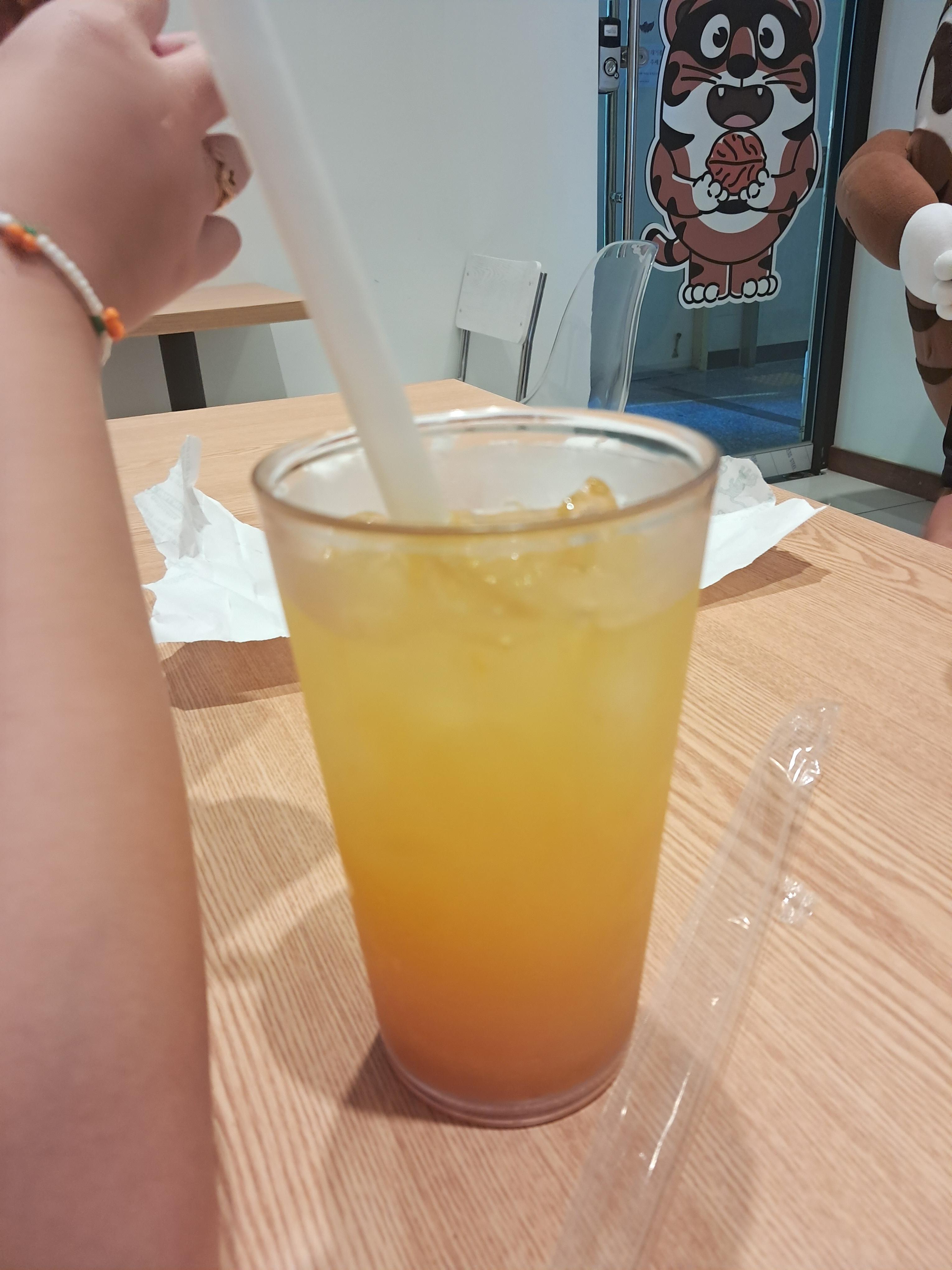 커피에 빠진 호두도둑 이미지