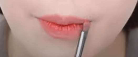 틴트-이후-립스틱-덧바르는-모습