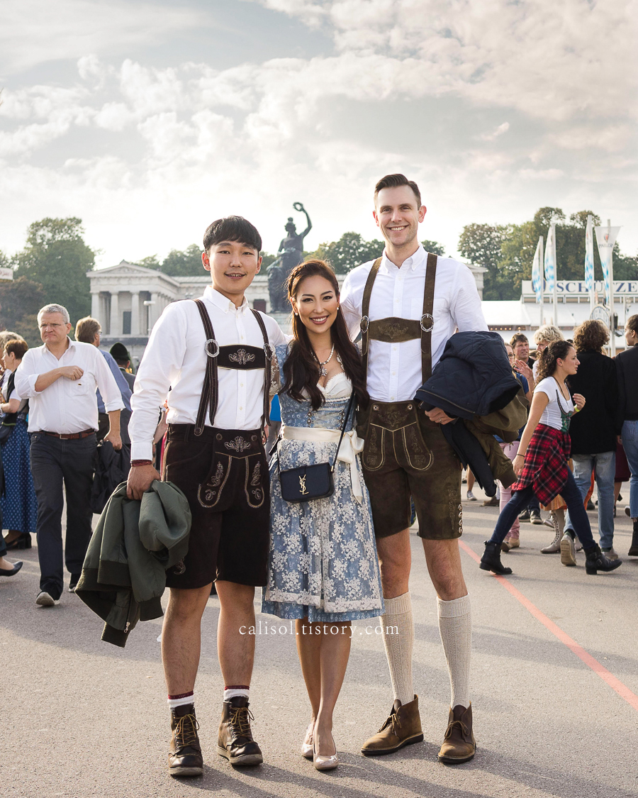 독일 남부 바이에른 전통 의상 입은 커플