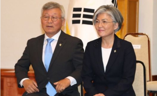  강경화 남편 이일병  코로나 외교부 여행자제 권고 와중에 요트 사러 미국행